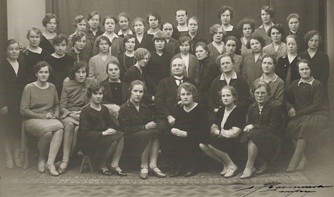 Naiskuorolaisia vanhassa valokuvassa vuodelta 1929. Tampereen työväenyhdistyksen naiskuoro on perustettu vuonna 1910.